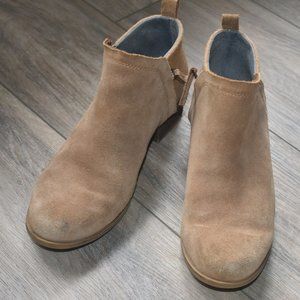TOMS light beige ankle boots, size 8.5 W